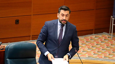 Díaz-Pache apunta a “un plan para destruir España en un proyecto totalitario de ruptura” que comenzó con “un Peugeot pagado con dinero de los prostíbulos, una banda mafiosa puesta por Pedro Sánchez y una ruta marcada por Bildu”