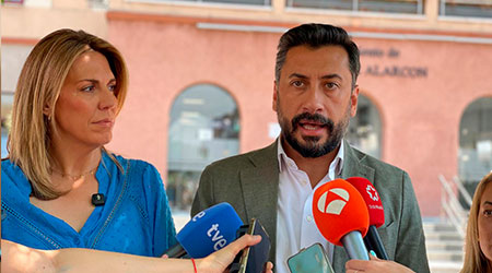 Díaz-Pache califica de «chapuza» la gestión del Gobierno central en materia de inmigración y reclama «el cierre de los tres macrocentros que han montado en la Comunidad: Alcalá de Henares, Pozuelo y Carabanchel»