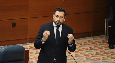 Díaz-Pache acusa al PSOE de ser “cómplices voluntarios de la infamia, de un Gobierno criminal, una tarea indigna que han aceptado con obediencia sumisa”.