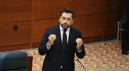 Díaz-Pache acusa al PSOE de ser “cómplices voluntarios de la infamia, de un Gobierno criminal, una tarea indigna que han aceptado con obediencia sumisa”.