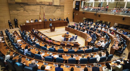 La Asamblea de Madrid aprueba una nueva bajada de impuestos enfocada en favorecer la natalidad en la región