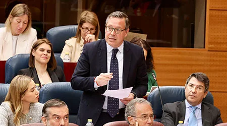 Serrano, a la bancada de la izquierda: “No hace falta que se esfuercen en explicar su alternativa, los madrileños la conocemos: es el sanchismo podemizado junto a la rabia de Más Madrid»
